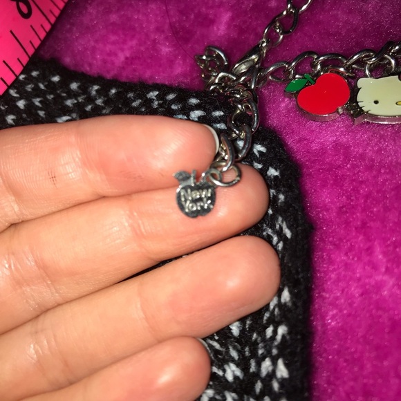 RARE VINTAGE HELLO KITTY NEW YORK TOP HAT APPLE CHARM BRACELET - Picture 4 of 4